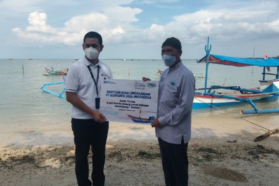 Nelayan Terdampak Tsunami dapat Perahu Jukung dari Jasindo dan BWA - JPNN.COM
