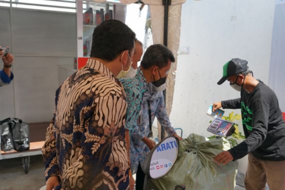 Buruan! Sampah Bisa Ditukar Oli di Jakarta Utara - JPNN.COM