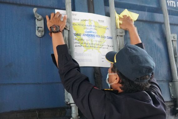 Bea Cukai Lepas Ekspor Perdana Kawasan Berikat di Cirebon - JPNN.COM