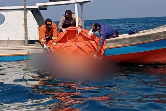 Berita Terkini dari Tim SAR Tentang Korban Kapal Nelayan Terbalik - JPNN.COM