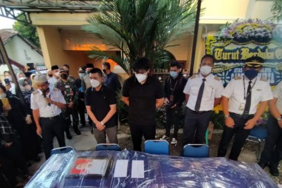 Jenazah Pilot Rimbun Air Dimakamkan di TPU Taman Bahagia Bogor - JPNN.COM