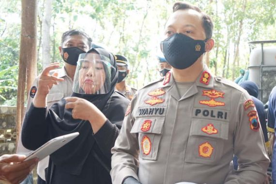 Kasus Pencemaran Sungai Bengawan Solo, Polisi Jerat 2 Tersangka Pembuang Limbah Alkokol - JPNN.COM