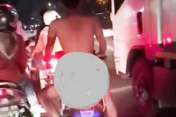 Pemotor Tanpa Busana Melenggang di Jalan Raya Diduga Depresi - JPNN.COM