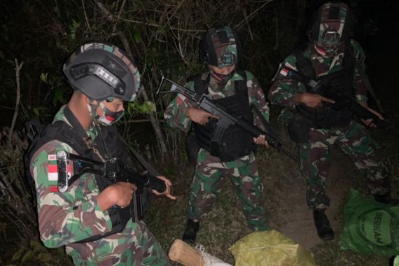 Prajurit TNI Temukan 3 Karung di Perbatasan RI-Timor Leste, Isinya Bukan Narkoba - JPNN.COM