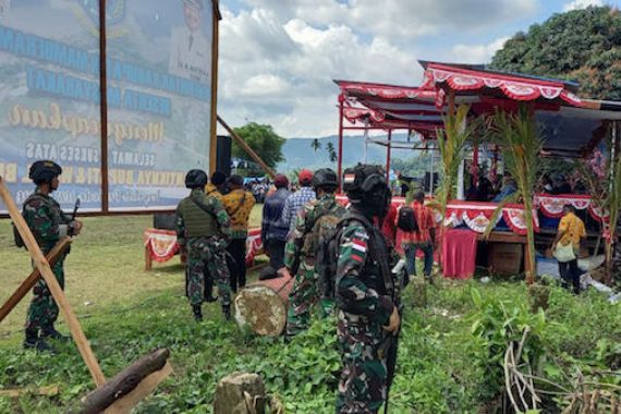 Sambut Bupati Terpilih, Satgas TNI Yonif 751/VJS Hadiri Acara Bakar Batu - JPNN.COM