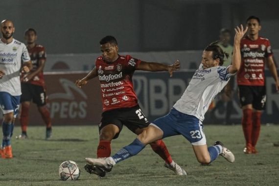 Jelang Persipura vs Persib, Marc Klok Bicara Kans Juara Maung Bandung - JPNN.COM
