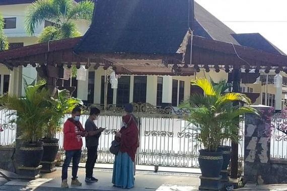 KPK Geledah Rumah Dinas Bupati HSU Abdul Wahid - JPNN.COM