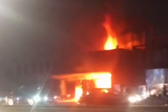 Kebakaran Toko Furnitur di Cilandak, 7 Unit Branwir Diterjunkan - JPNN.COM