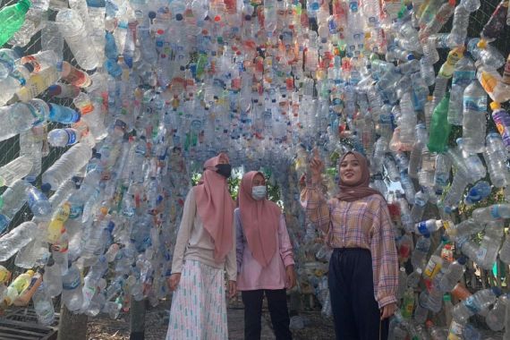 Cantiknya Penampakan Ribuan Sampah Botol Plastik yang Sulap Jadi Lorong - JPNN.COM
