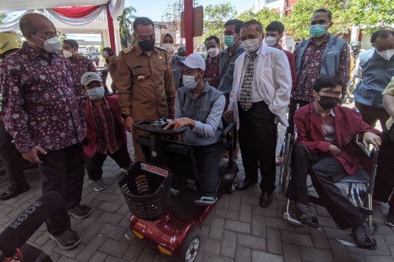 Wali Kota Eri Beri Sebutan SCD Untuk Kursi Penyandang Disabilitas Besutan UM Surabaya - JPNN.COM