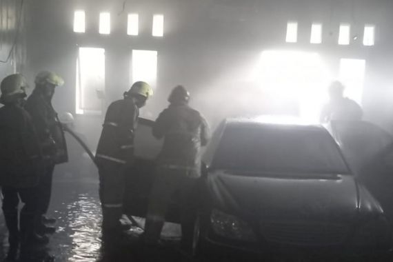 Mobil Mewah Terbakar di Garasi Bengkel, Sebegini Kerugiannya - JPNN.COM