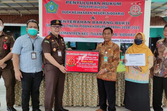 Kejari Sidoarjo Mengembalikan Uang Korupsi Kades Kemantren Senilai Rp 540 Juta - JPNN.COM