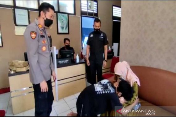 Seorang Anak Bersujud di Kantor Polisi Usai Aniaya Ibu Kandung, Lihat - JPNN.COM