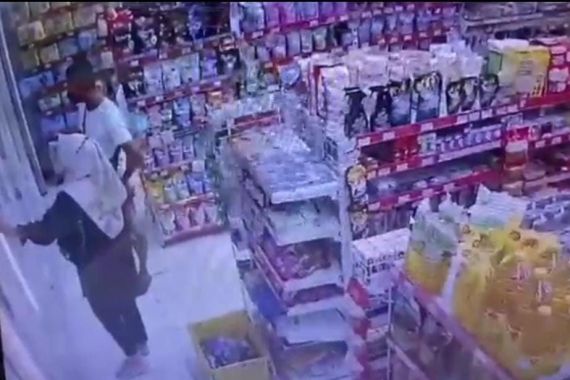Lihat, Dua Sejoli Terekam CCTV Berbuat tak Terpuji di Alfamart, Ada yang Kenal? - JPNN.COM