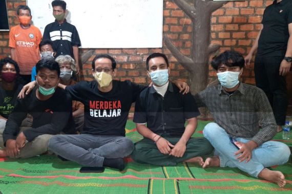 Dirangkul Nadiem, Tiga Mahasiswa Suku Anak Dalam Makin Semangat Kuliah - JPNN.COM