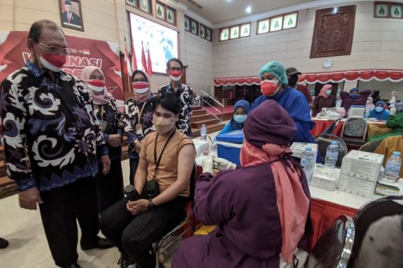 Vaksinasi Merdeka di Kampus UWK Surabaya Sasar Ribuan Mahasiswa dan Masyarakat - JPNN.COM