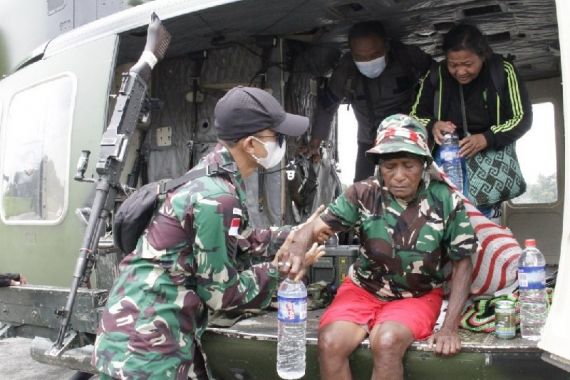 KKB Makin Brutal, TNI-Polri Evakuasi Warga dari Distrik Kiwirok - JPNN.COM