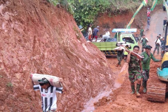 Warga Membantu Memikul Material ke Lokasi TMMD, TNI Merasa Sangat Terbantu  - JPNN.COM