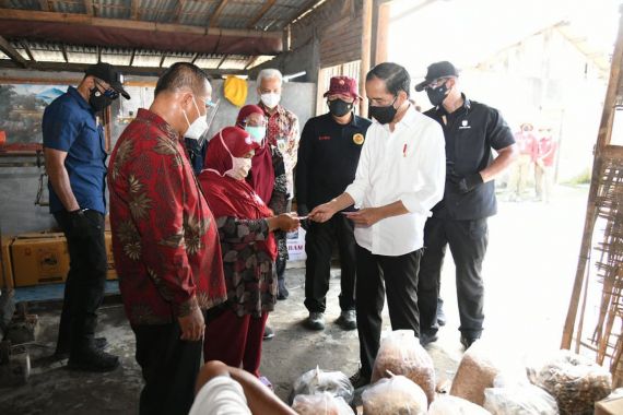 Ganjar dan Kepala BIN Kawal Jokowi Cek Vaksinasi di Perkampungan Nelayan - JPNN.COM