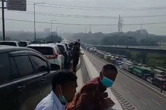 Viral, Tol Jakarta-Cikampek Macet Total karena Kecelakaan Beruntun, Lihat Fotonya - JPNN.COM