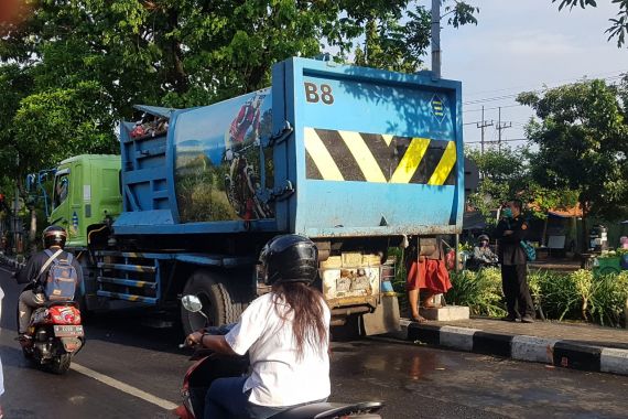 Kecelakaan Truk Sampah Pemkot Surabaya dan Pengendara Motor, InI Kronologinya - JPNN.COM