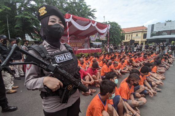 120 Pelaku Narkoba Ditangkap, Polwan Bersenjata Laras Panjang Ini Ikut Berjaga - JPNN.COM