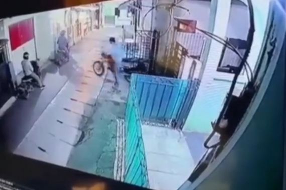 Lihat, 4 Pria Ini Terekam CCTV Mencuri Dua Motor Sekaligus, Videonya Viral - JPNN.COM
