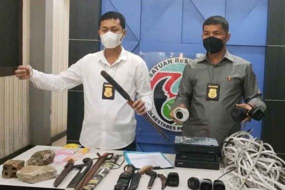 Gerebek Bandar Narkoba, Polisi Dikepung dan Diserang Warga Pakai Batu - JPNN.COM