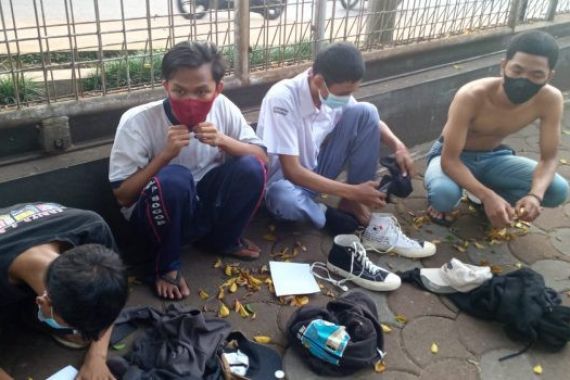 Petugas Tangkap Pelajar yang Mau Tawuran, Bawa Pedang - JPNN.COM