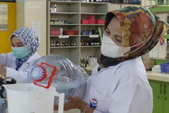Waduh, Hasil Uji Lab Air Kemasan Galon Sekali Pakai Ditemukan Kandungan Mikroplastik - JPNN.COM