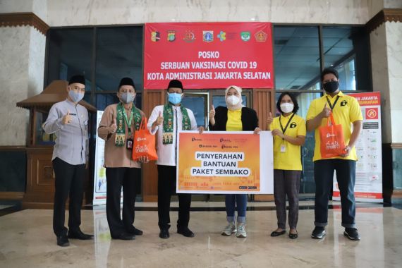 Baqoel Group Serahkan Bantuan 300 Paket Sembako ke Pemkot Jaksel - JPNN.COM