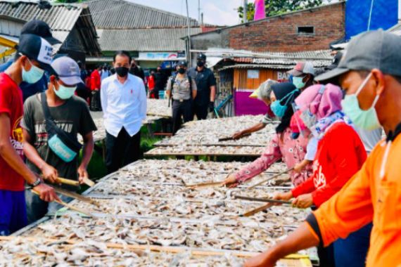 Vaksinasi BIN Menjangkau Perkampungan Nelayan di Cilacap - JPNN.COM