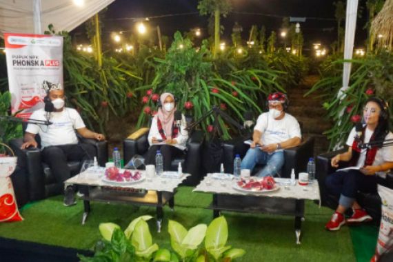 Hari Tani Nasional, Pupuk Indonesia Panen Buah Naga Hingga Gelar Talkshow Bareng Petani Muda - JPNN.COM