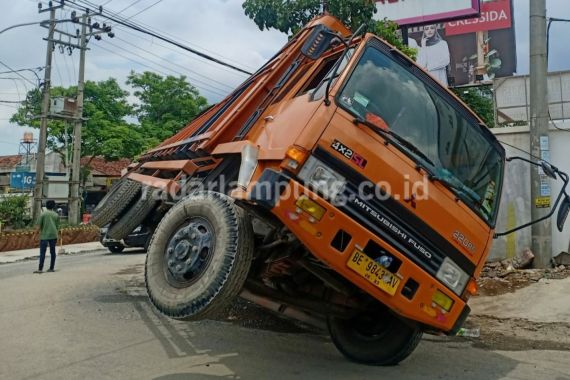 Hindari Emak-Emak, Truk Terguling di Sukarame, Begini Kondisinya - JPNN.COM