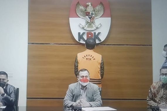 Pakai Rompi Tahanan KPK, Tangan Diborgol, Azis Syamsuddin Dijebloskan ke Sel - JPNN.COM