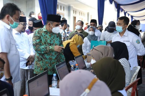 Wakil Ketua MPR Ahmad Muzani Menyaksikan Vaksinasi di Ponpes Buntet Cirebon - JPNN.COM