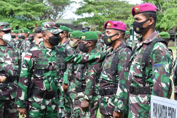 Lihat, Brigjen Bangun Menatap dan Pegang Pundak Prajurit Korps Marinir TNI AL - JPNN.COM