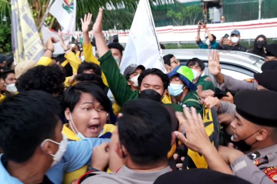 Mahasiswa Saling Dorong dengan Polisi, Paksa Masuk Gedung KPK - JPNN.COM