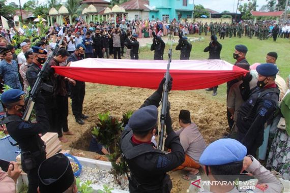 Anggota Brimob Bharatu Kurniadi Dimakamkan di Taman Makam Pahlawan Johar - JPNN.COM