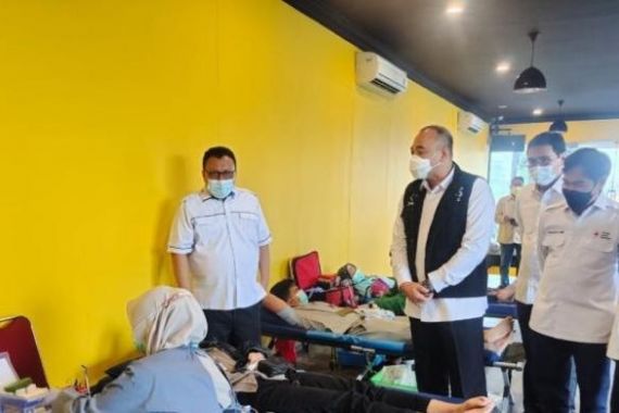 Ribuan Warga Vaksinasi di Kantor DPD Golkar Jakarta, Sinovac & AstraZeneca - JPNN.COM