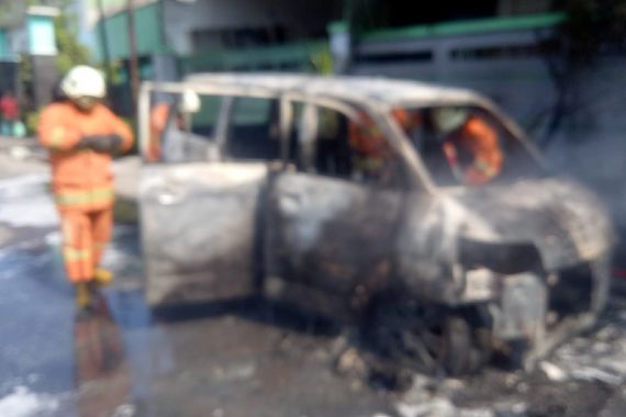 Mobil Terbakar saat Imam Wahyudi Menyalakan Mesin, Sampai Hangus Begini - JPNN.COM