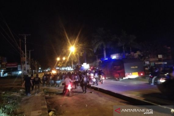 Peringati Tewasnya Randi - Yusuf, Demonstran Dibubarkan Polisi dengan Tembakan Gas Air Mata - JPNN.COM