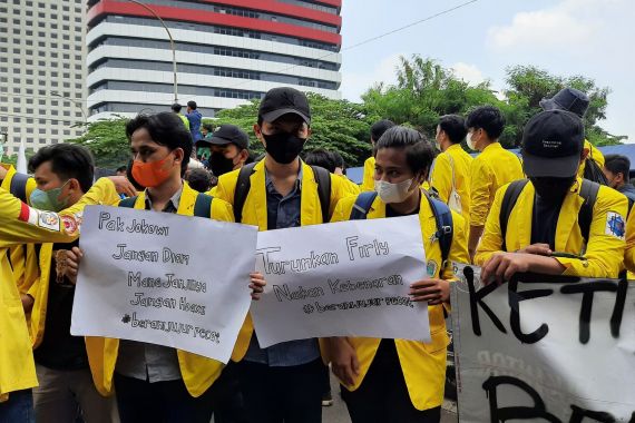 Jokowi Tak Gubris Ultimatum BEM SI, Ratusan Mahasiswa Demo di KPK - JPNN.COM