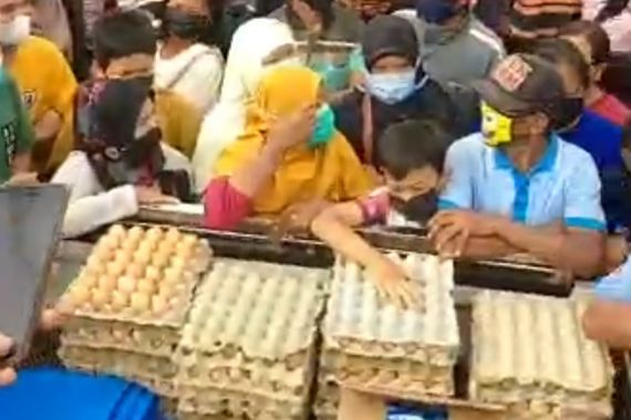 Viral Aksi Bagi-bagi Telur di Blitar Dibubarkan, Ini Penjelasan Polisi - JPNN.COM