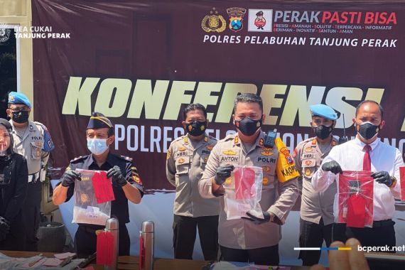 Bea Cukai dan Polres Tanjung Perak Ungkap Modus Penyelundupan Sabu dari Malaysia - JPNN.COM