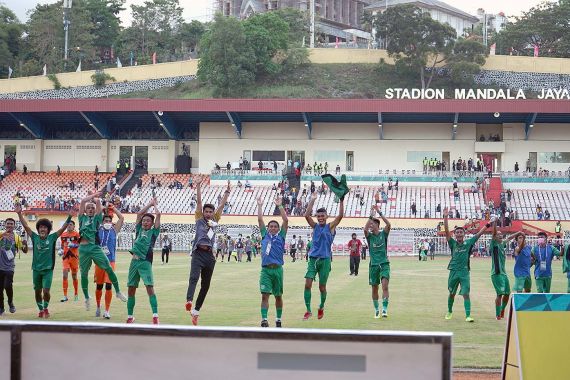 Satgas Covid Awasi Suporter Sepak Bola PON XX Papua di Stadion Mandala - JPNN.COM