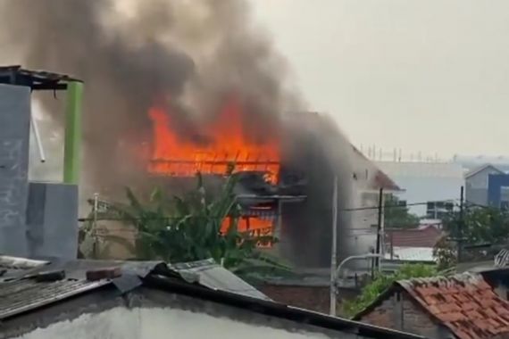 Rumah Warga di Menteng Ludes Terbakar, Asap Hitam Membubung Tinggi - JPNN.COM