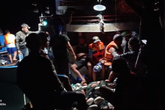 TNI AL Bantu Evakuasi KM Dampelan Indah yang Terbalik - JPNN.COM