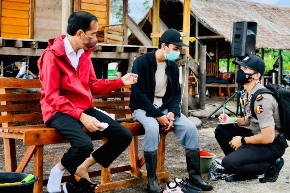 Pak Jokowi Berdiskusi dengan Pemuda di Bangku Kayu, Ada Polisi Jongkok sembari Mencatat - JPNN.COM