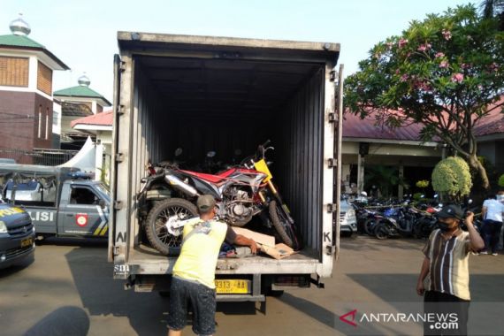 Viral, Ada Puluhan Motor Curian di Rumah Kontrakan Ini, Kombes Aloysius: Kelompok Lampung - JPNN.COM